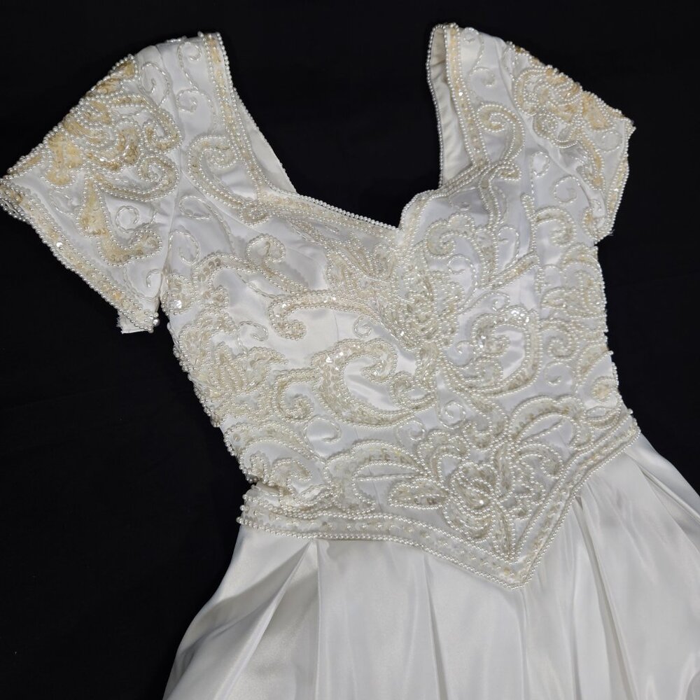 Vintage FOREVER YOURS 80s White Embroidery Bead- Bow Wedding Gown Dress Size 10. - Picture 7 of 17